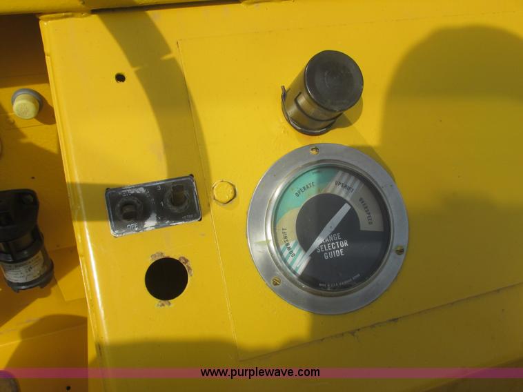 image for item I2739 1967 Allis Chalmers 260 scraper