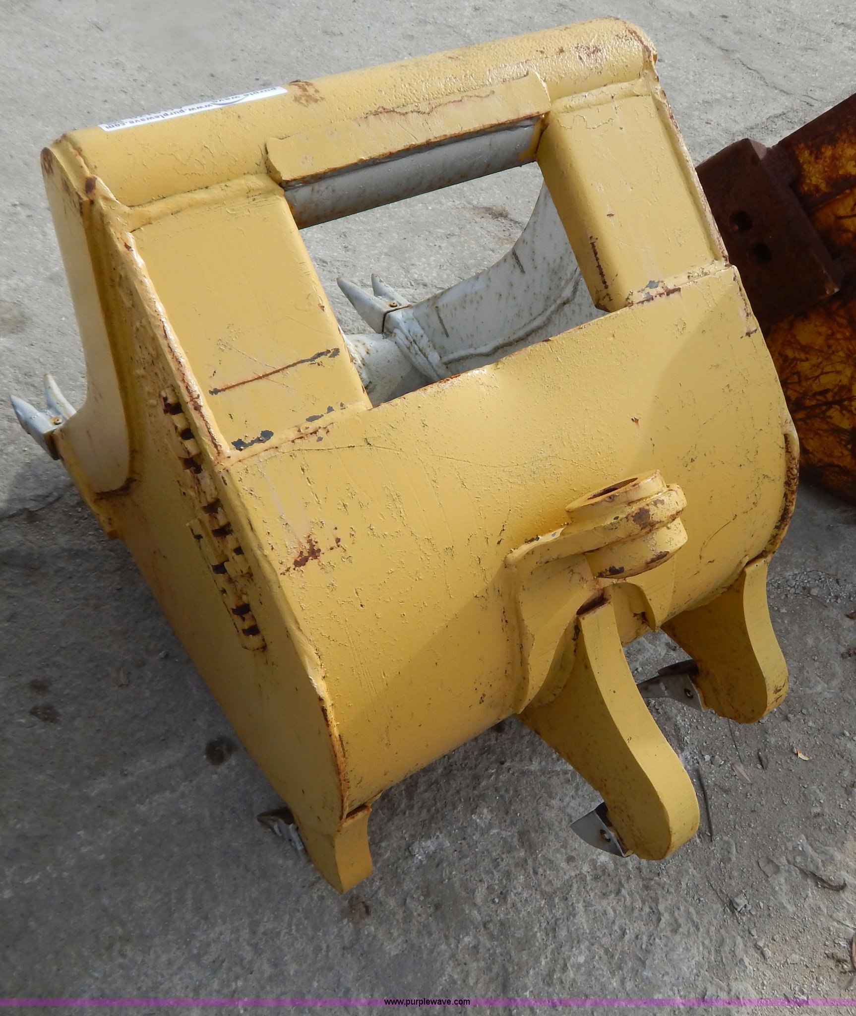 WainRoy excavator bucket in Liberty, MO Item AO9170 sold Purple Wave