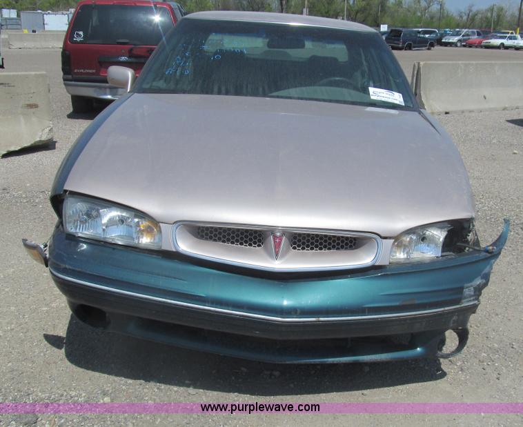 image for item I7082 1999 Pontiac Bonneville SE