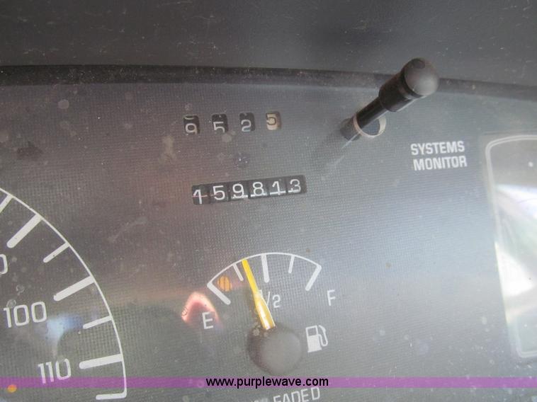 image for item I7082 1999 Pontiac Bonneville SE