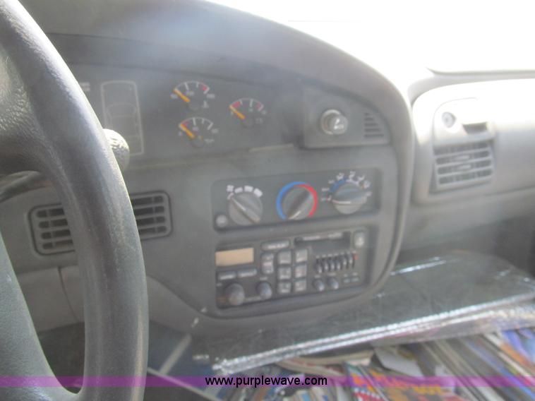 image for item I7082 1999 Pontiac Bonneville SE