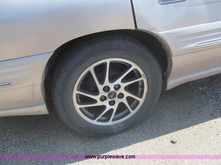 image for item I7082 1999 Pontiac Bonneville SE