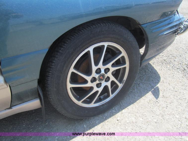 image for item I7082 1999 Pontiac Bonneville SE