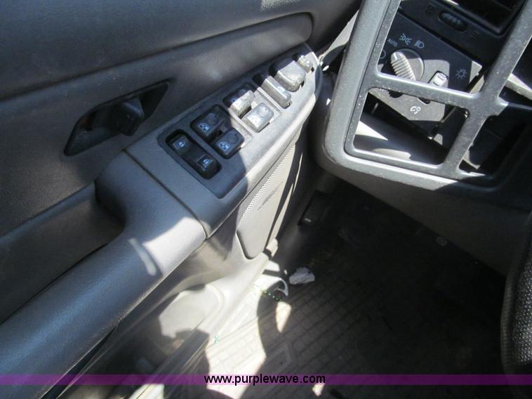 image for item I7083 2004 GMC Yukon SUV