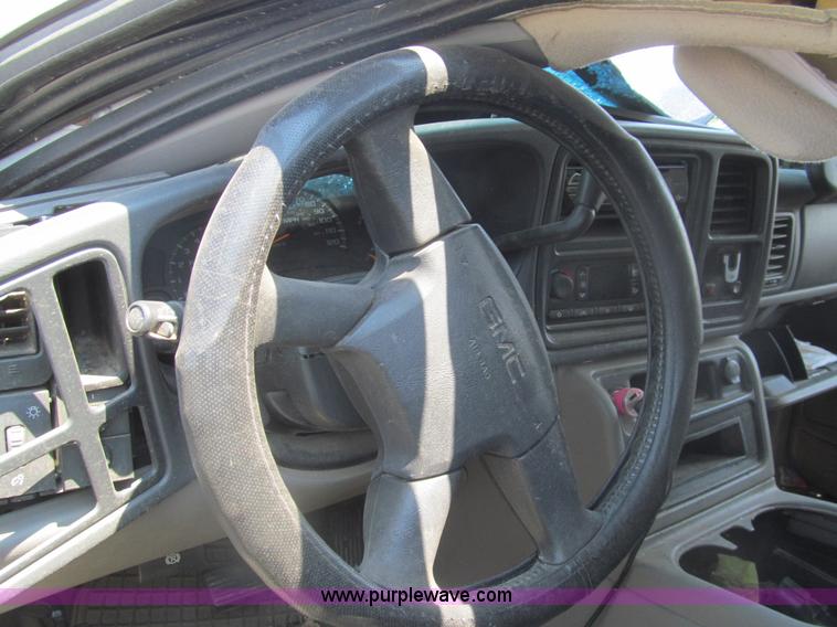 image for item I7083 2004 GMC Yukon SUV