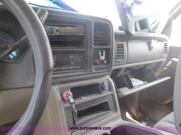 image for item I7083 2004 GMC Yukon SUV