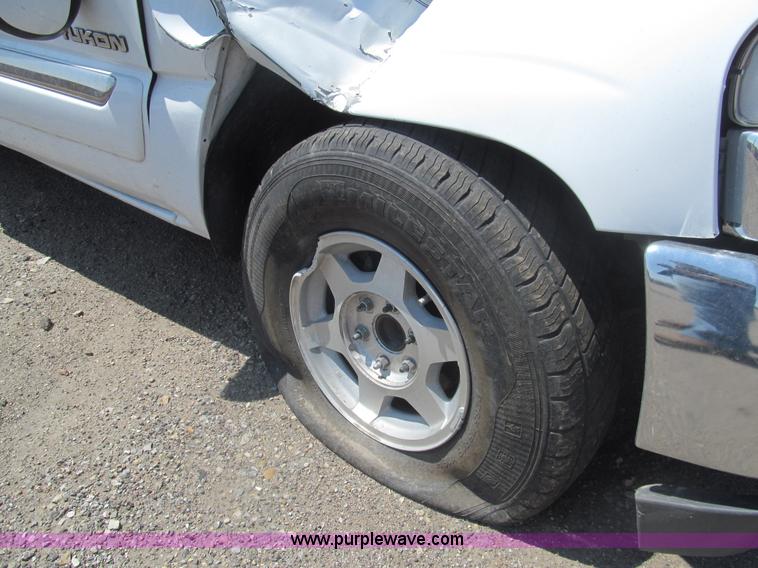 image for item I7083 2004 GMC Yukon SUV