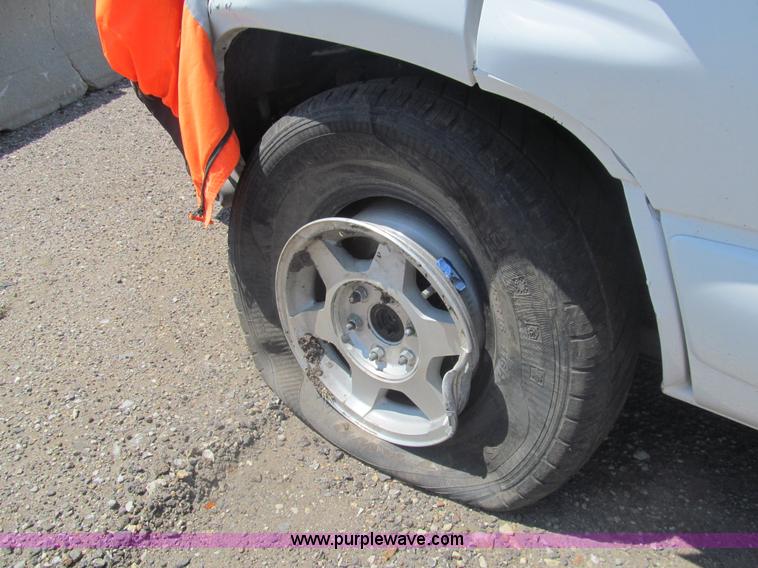 image for item I7083 2004 GMC Yukon SUV