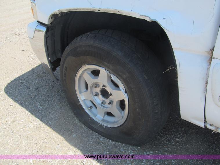 image for item I7083 2004 GMC Yukon SUV