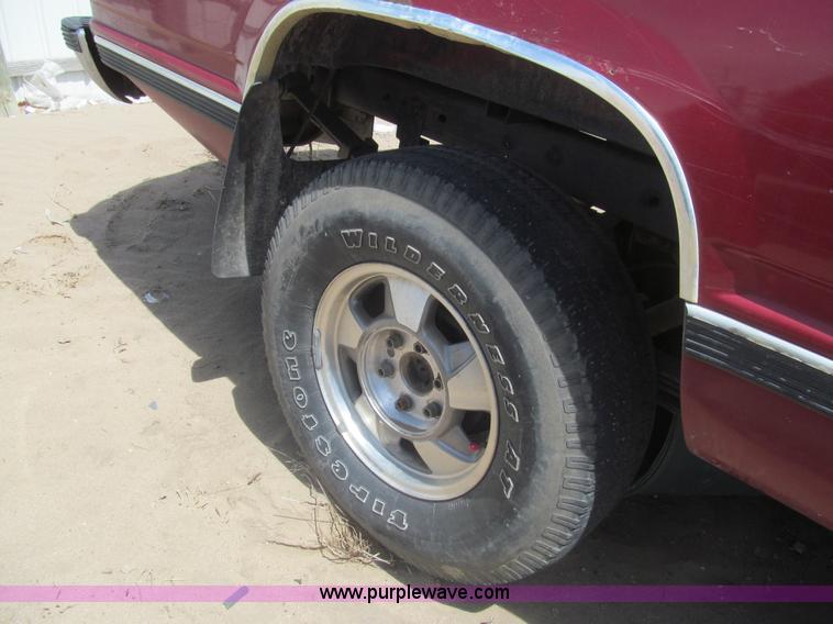 image for item I7112 1990 Chevrolet 1500 pickup truck