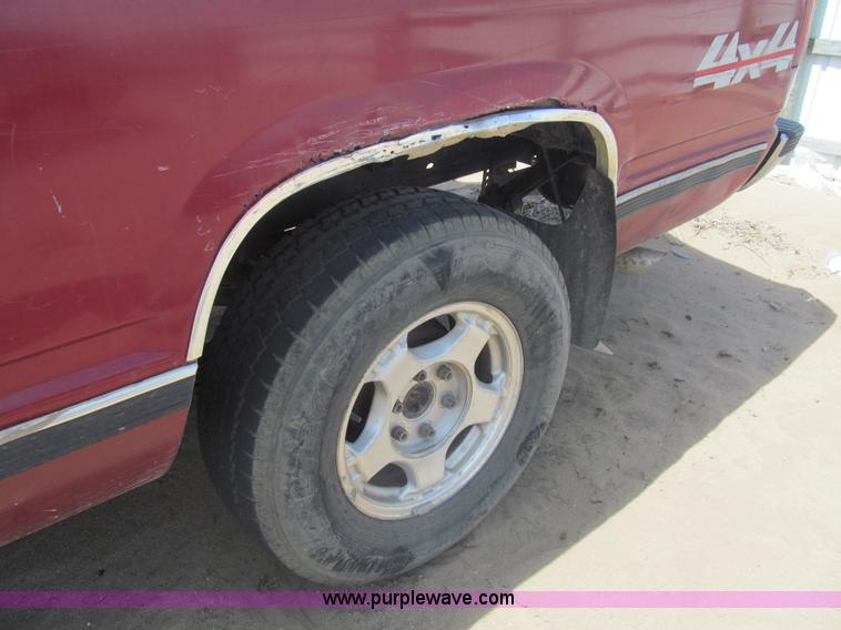 image for item I7112 1990 Chevrolet 1500 pickup truck