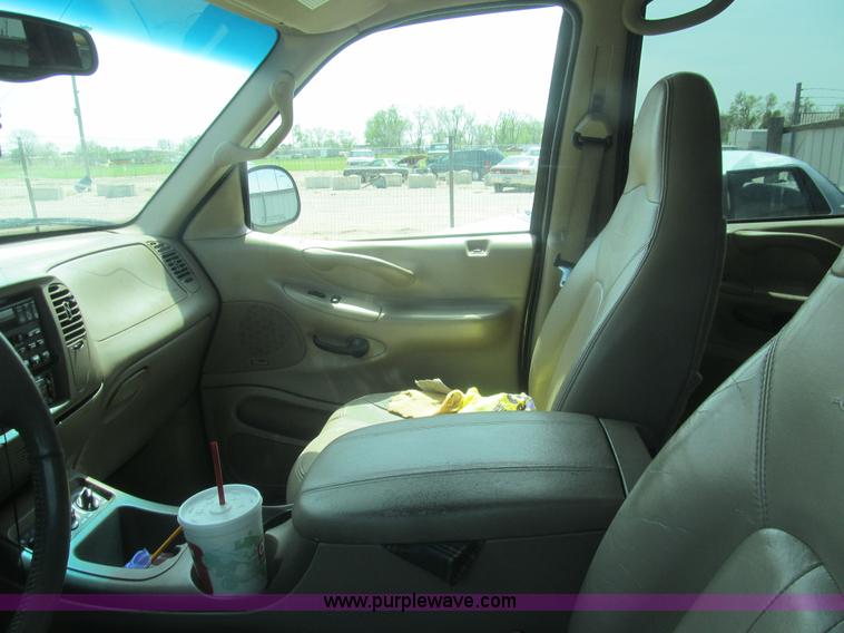 image for item I7115 2001 Ford Expedition Eddie Bauer SUV