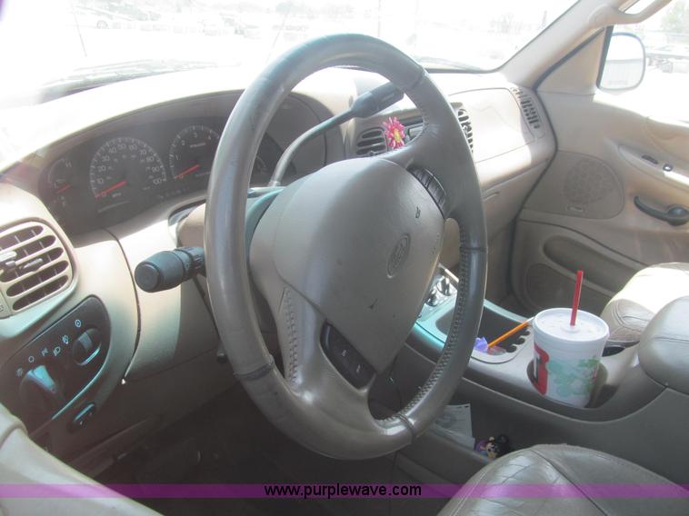 image for item I7115 2001 Ford Expedition Eddie Bauer SUV