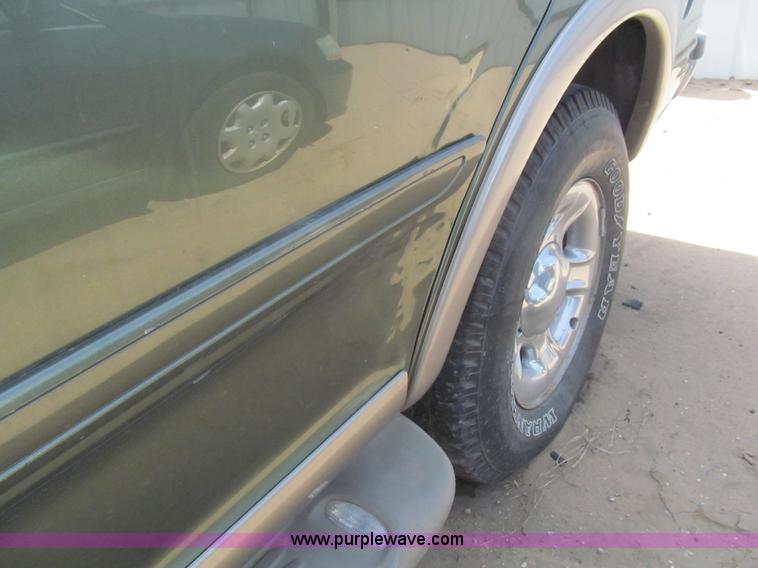 image for item I7115 2001 Ford Expedition Eddie Bauer SUV