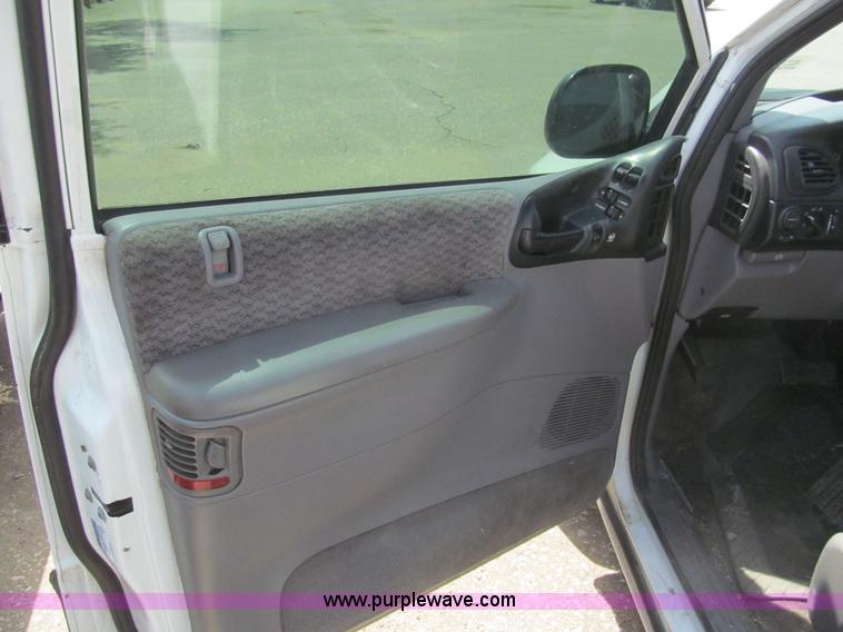 image for item I7116 2000 Chrysler Grand Voyager SE van