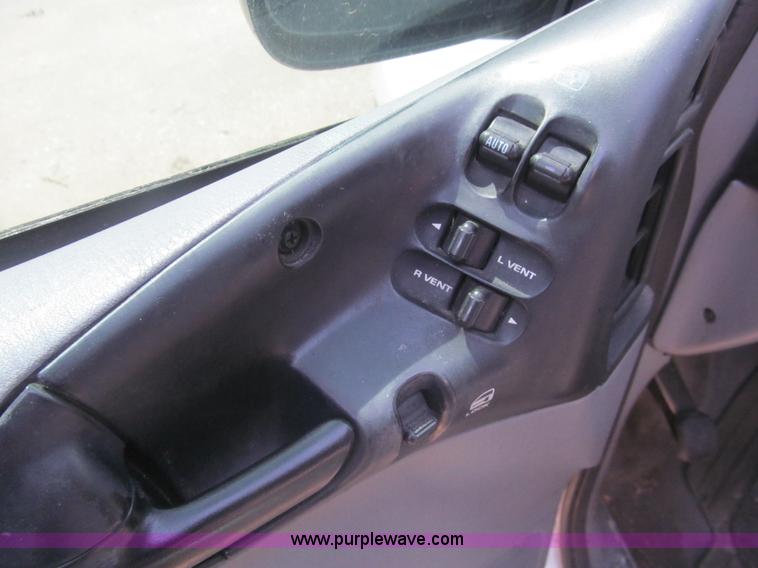 image for item I7116 2000 Chrysler Grand Voyager SE van