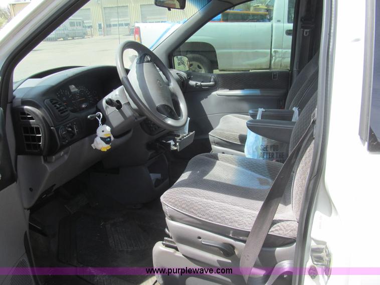 image for item I7116 2000 Chrysler Grand Voyager SE van
