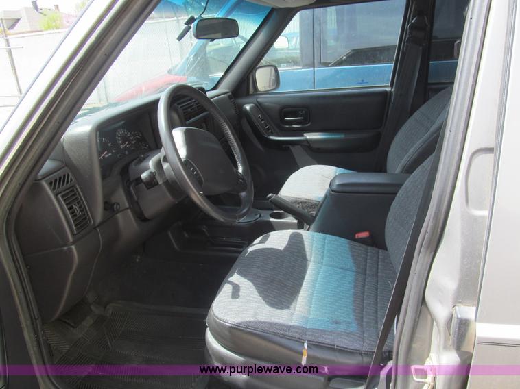 image for item I7117 2001 Jeep Cherokee Sport SUV