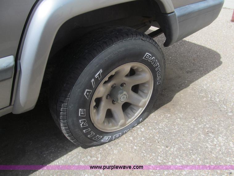 image for item I7117 2001 Jeep Cherokee Sport SUV