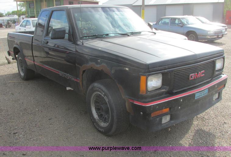 image for item I9698 1993 GMC Sonoma Club Coupe pickup truck
