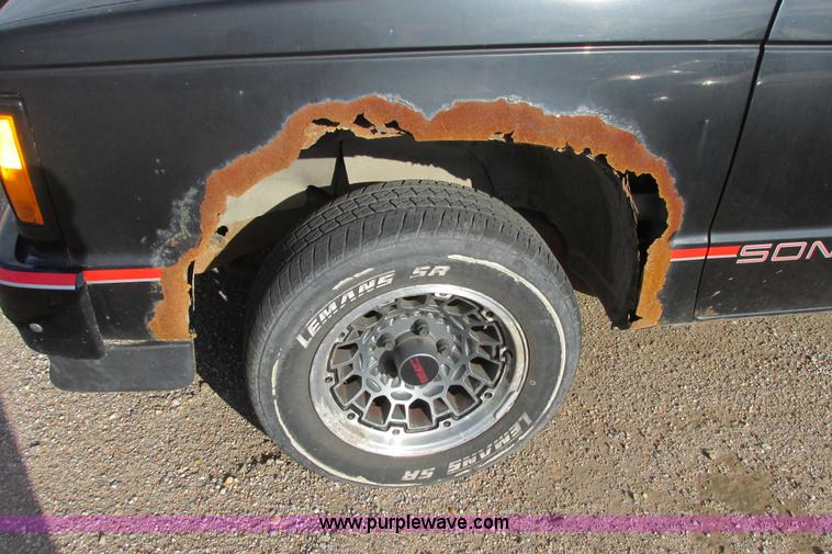 image for item I9698 1993 GMC Sonoma Club Coupe pickup truck