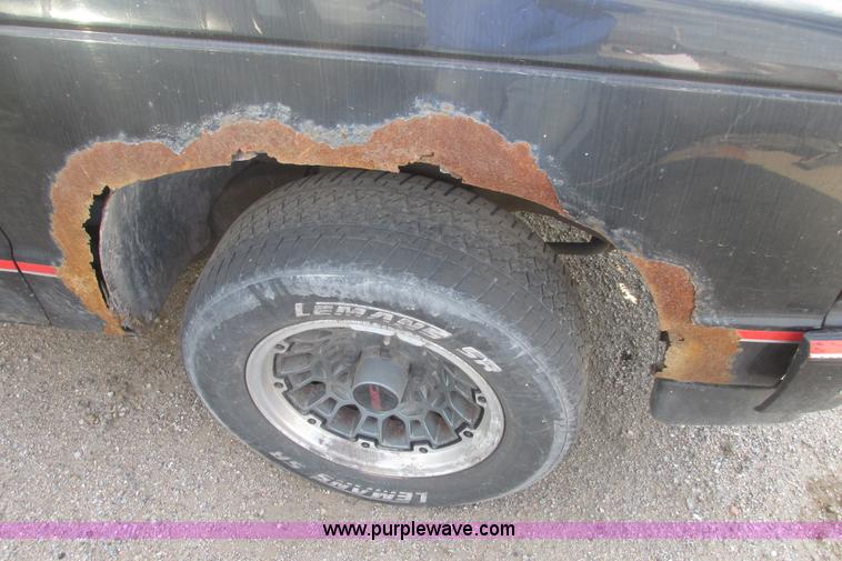 image for item I9698 1993 GMC Sonoma Club Coupe pickup truck