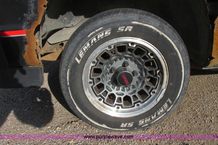 image for item I9698 1993 GMC Sonoma Club Coupe pickup truck