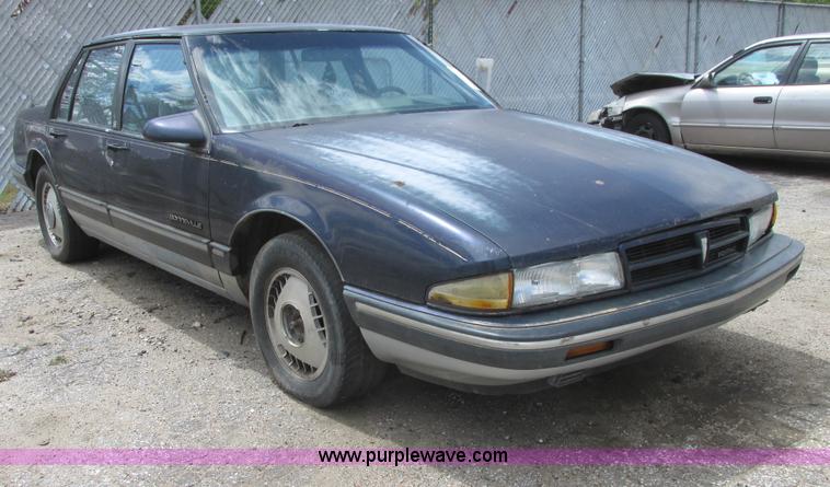 image for item I9712 1989 Pontiac Bonneville SE