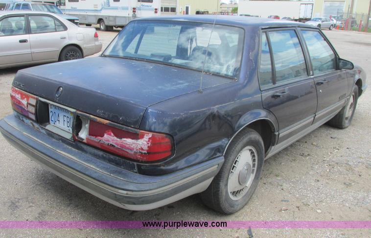 image for item I9712 1989 Pontiac Bonneville SE