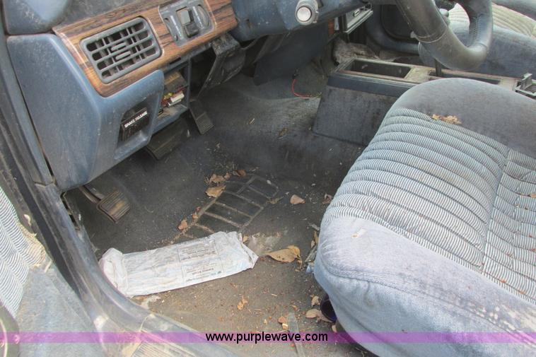 image for item I9712 1989 Pontiac Bonneville SE