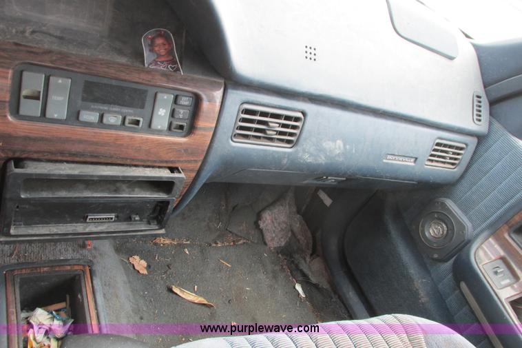 image for item I9712 1989 Pontiac Bonneville SE