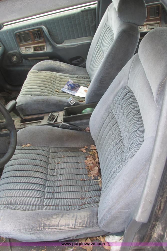 image for item I9712 1989 Pontiac Bonneville SE