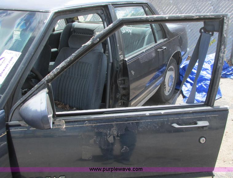 image for item I9712 1989 Pontiac Bonneville SE