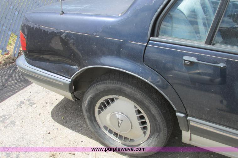 image for item I9712 1989 Pontiac Bonneville SE