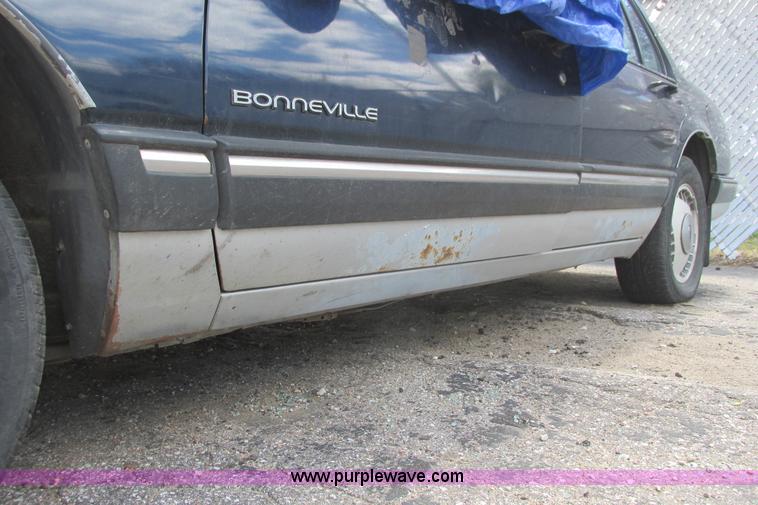 image for item I9712 1989 Pontiac Bonneville SE