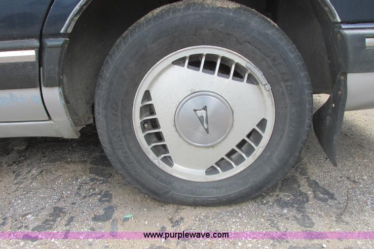 image for item I9712 1989 Pontiac Bonneville SE
