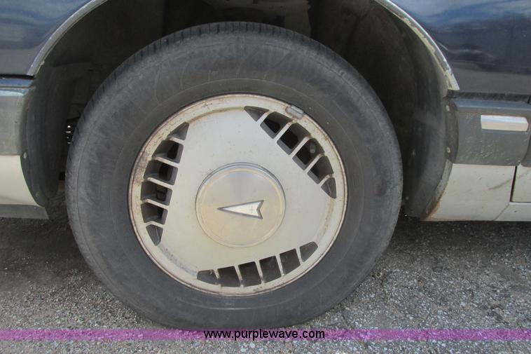 image for item I9712 1989 Pontiac Bonneville SE
