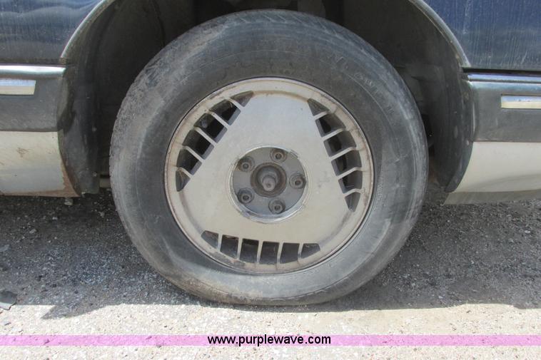 image for item I9712 1989 Pontiac Bonneville SE