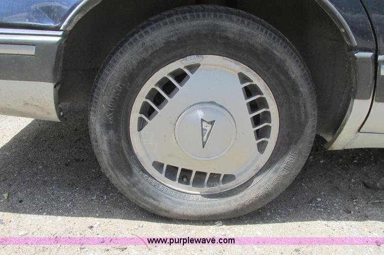 image for item I9712 1989 Pontiac Bonneville SE