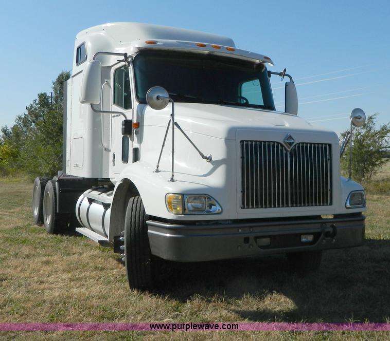 image for item D6065 2003 International 9200i semi truck