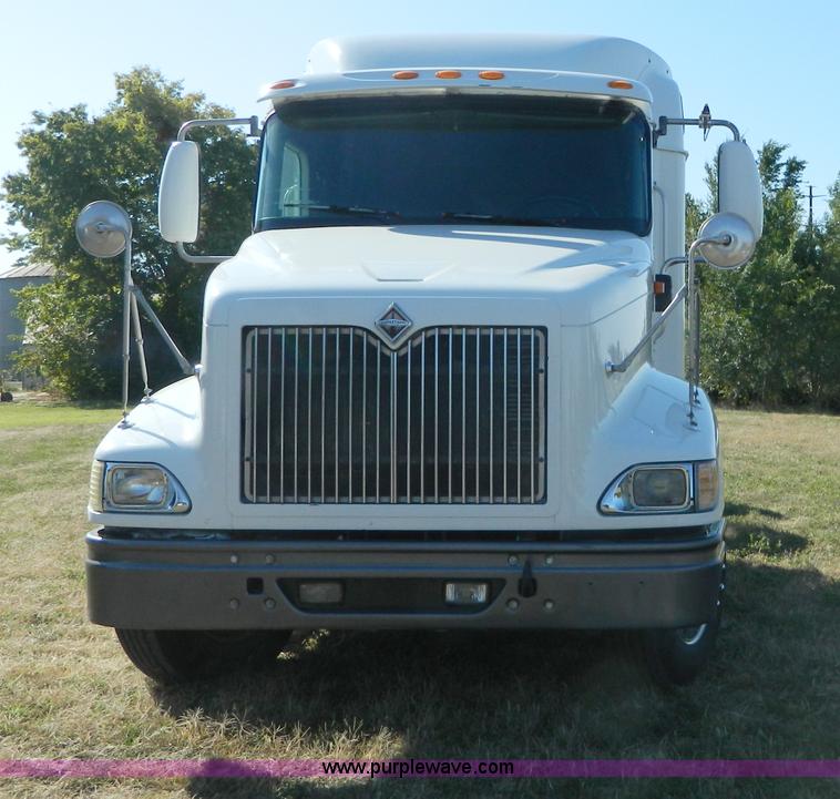 image for item D6065 2003 International 9200i semi truck