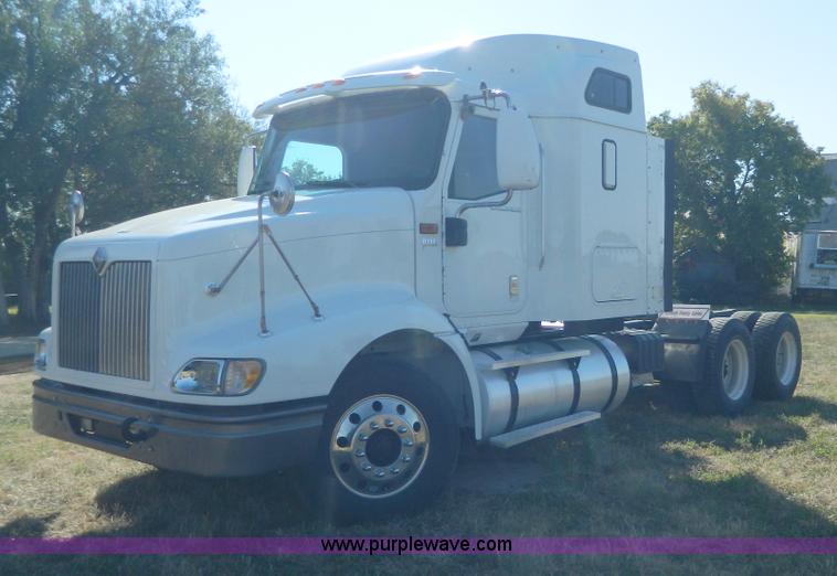 image for item D6065 2003 International 9200i semi truck