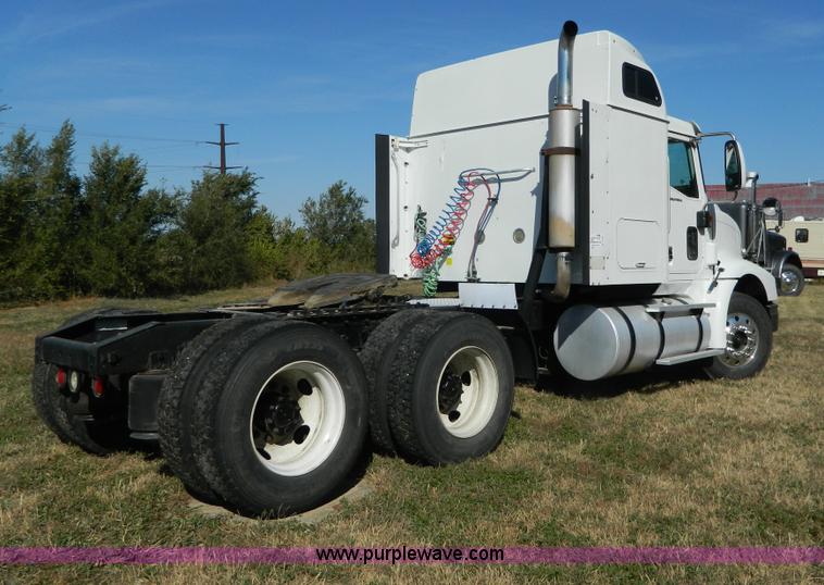 image for item D6065 2003 International 9200i semi truck
