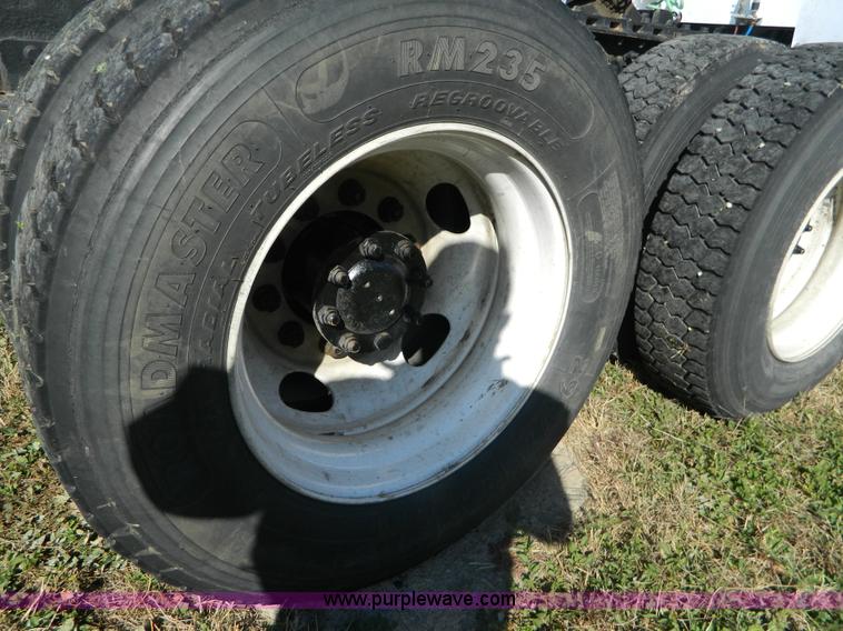 image for item D6065 2003 International 9200i semi truck