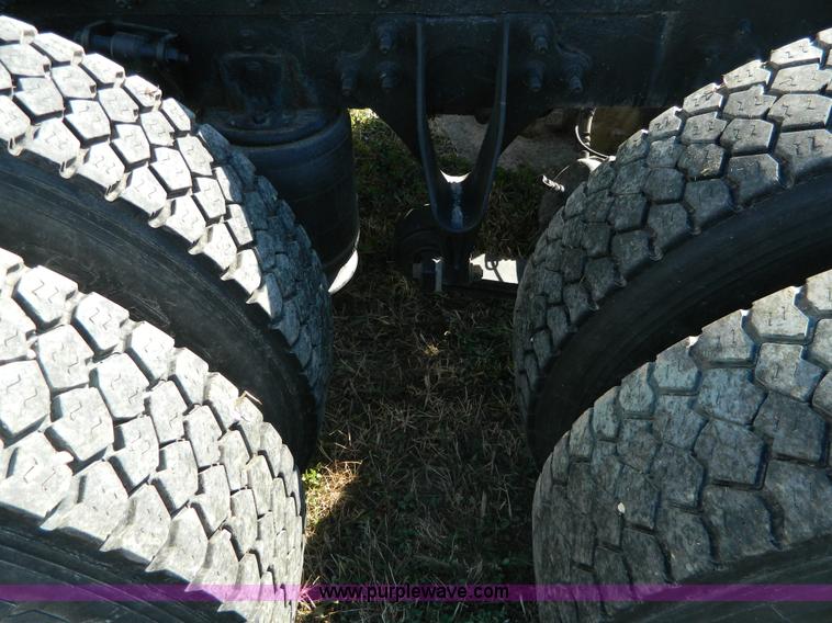 image for item D6065 2003 International 9200i semi truck