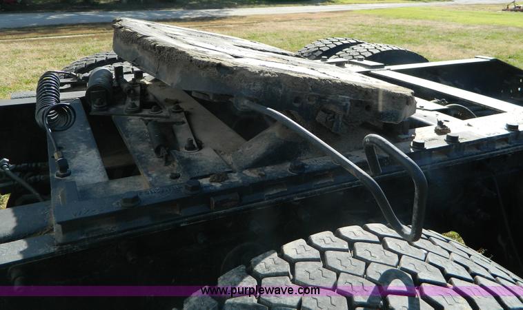 image for item D6065 2003 International 9200i semi truck