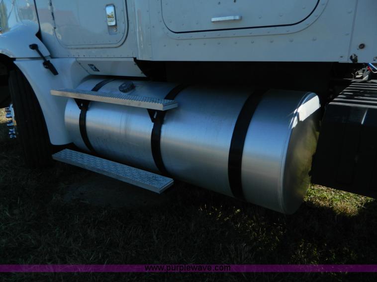 image for item D6065 2003 International 9200i semi truck