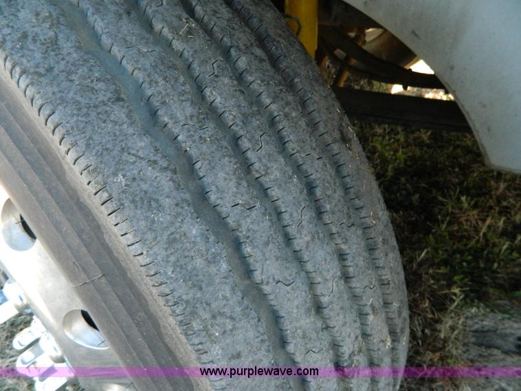 image for item D6065 2003 International 9200i semi truck