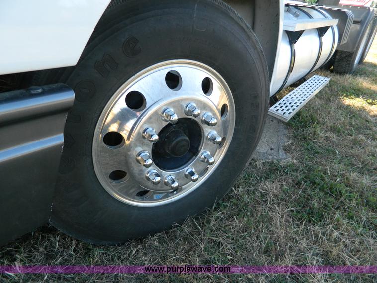 image for item D6065 2003 International 9200i semi truck