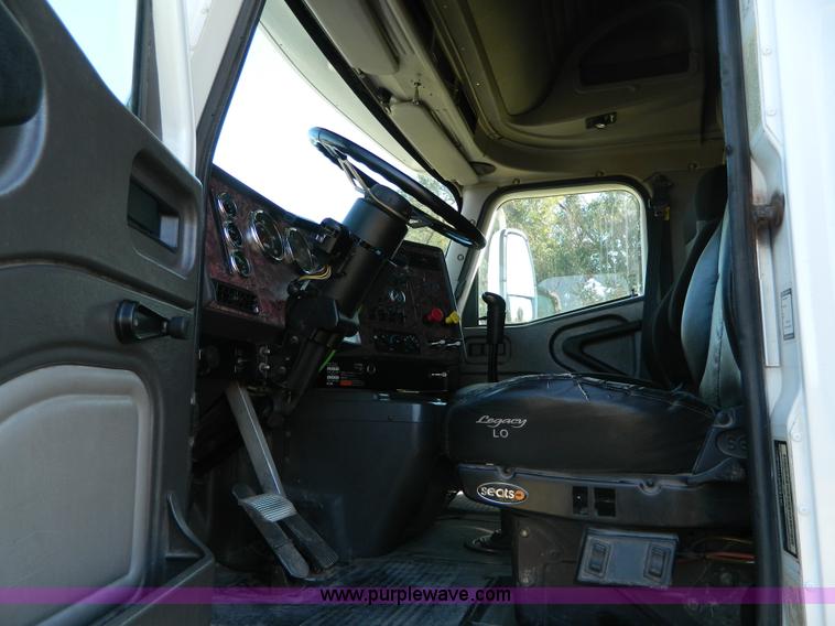 image for item D6065 2003 International 9200i semi truck